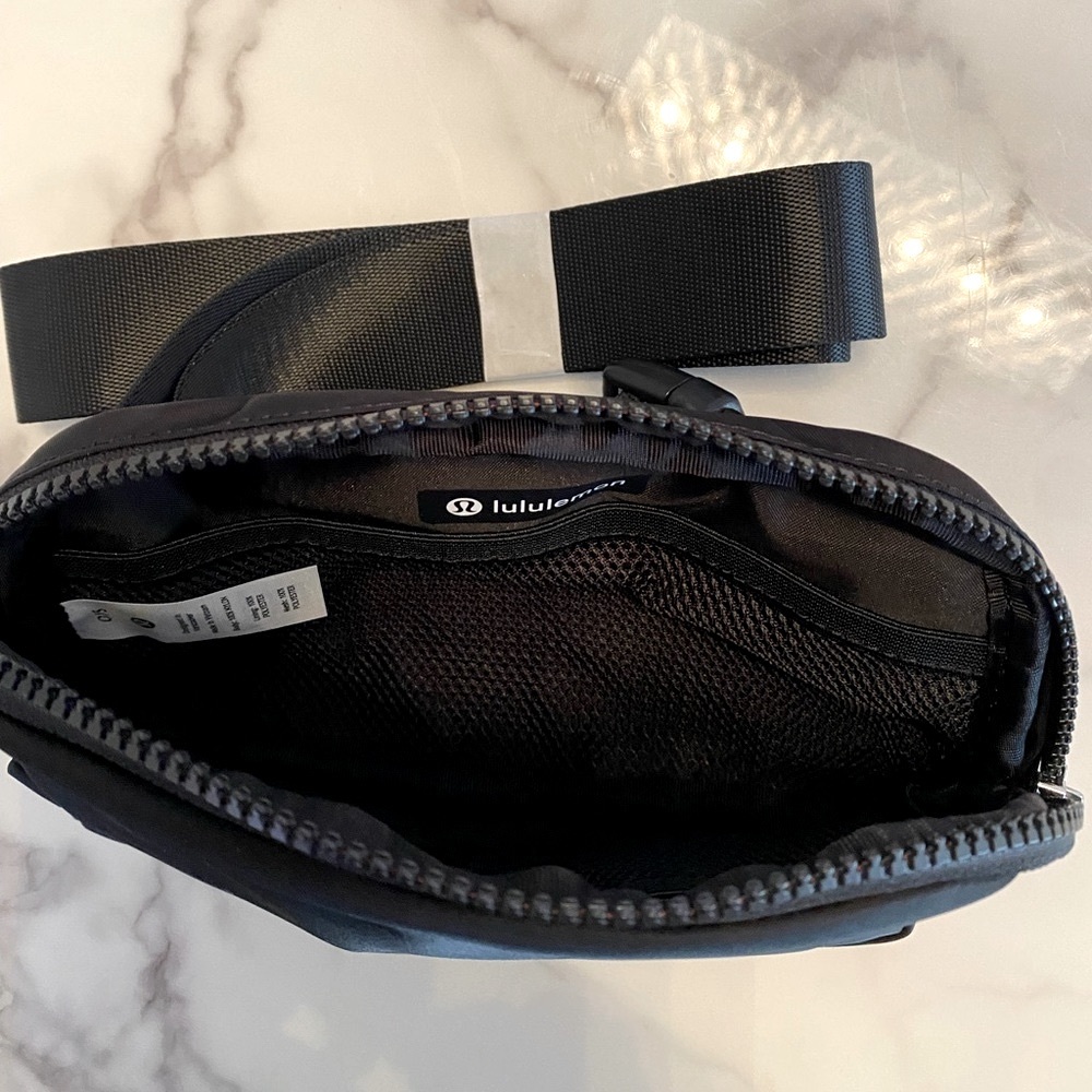 Lululemon🔥 Classic Everywhere Belt Bag Black 
Fanny Pack 🔥NWT TikTok viral ❤️ - Picture 8 of 10